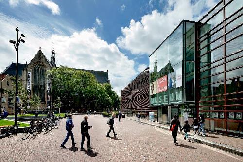 Stedelijk museum alkmaar met de grote kerk op de achtergrond